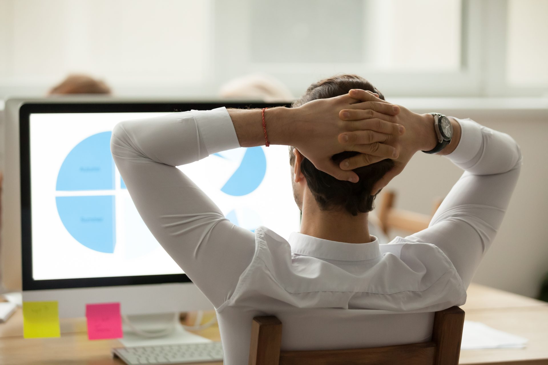 Unternehmer betrachtet Statistiken Screen