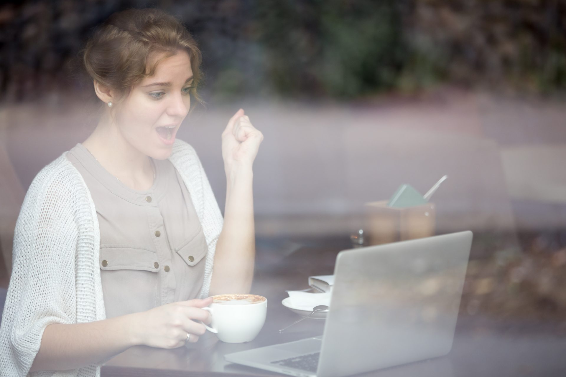 Frau freut sich Online über Erfolg